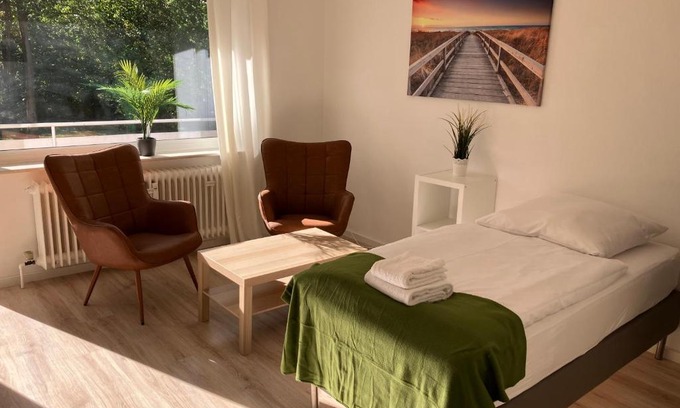 Lebenstedt Apartment | Cozy Stay at Zimmervermietung38 - Wild 80 Awaits You