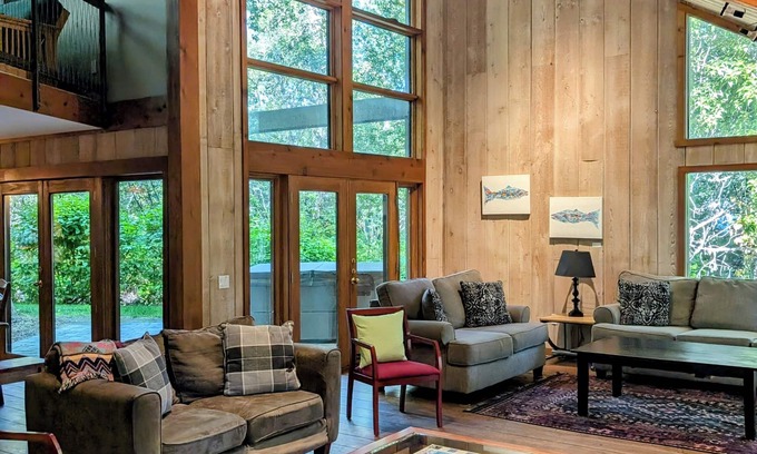 Hailey House | Discover Zinc Spur: Pet-Friendly Retreat with Spa & Ocean View