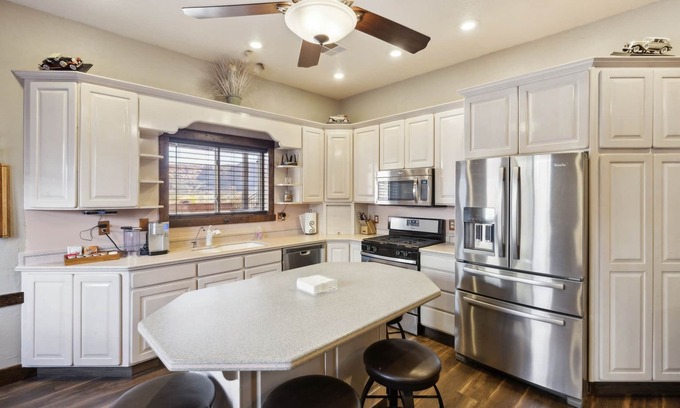 Hildale Cabin | Discover Zion Cliff Lodge: 4-Star Getaway with Family Amenities
