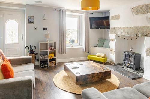Manod House | Pet-Friendly Retreat: No 8 Snowdonia, Sleeps 5