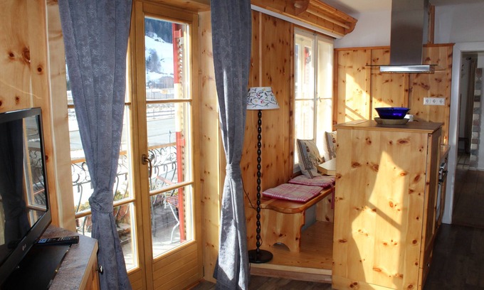 Grosskirchheim Apartment | Cozy Zirben Ferienwohnung with Balcony & Sauna Access