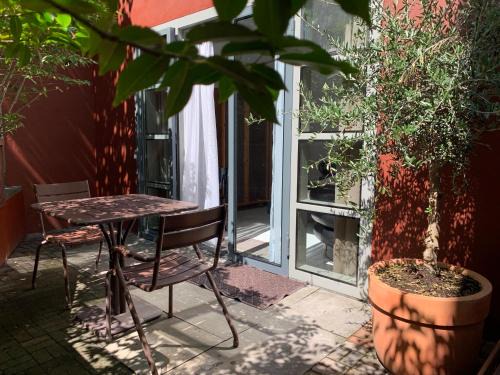 Utrecht City Center Bed & Breakfast | Discover Zocher6 BnB: A Historic Townhouse Retreat