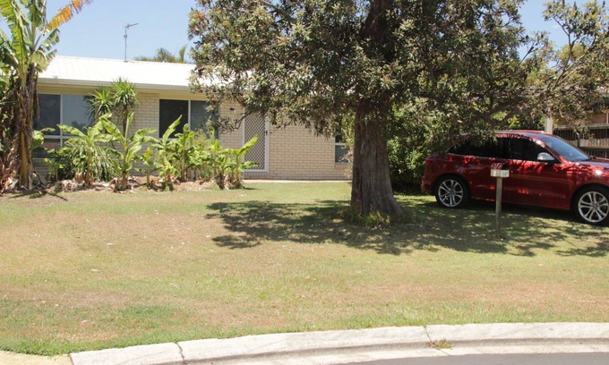 Coolum Beach House | Pet-Friendly Zoe's Beach House Near the Ocean - 9.8 Rated