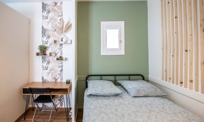 Charpennes - Charmettes Apartment | Cozy Studio Retreat in Villeurbanne with Kitchen & Breakfast