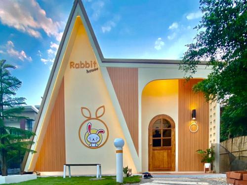 Nan Bed & Breakfast | Family-Friendly Retreat at Zoo Villa with Hot Tub Access