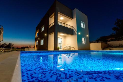 Rtina Apartment | Oceanfront Zrno soli: A 4-Star Retreat with Hot Tub & Pool