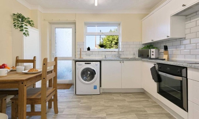Hull House | Inviting ZSK Stays: Whole House with Garden & Breakfast