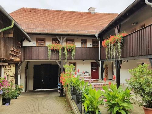 Neualbenreuth House | Discover Zum Egerländer Fachwerkhof: Family-Friendly Stay