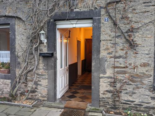 Pellenz Apartment | Top-Rated Family-Friendly Hotel: Zum Runden Turm Awaits