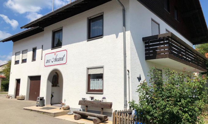 Traunreut Hotel | Discover Zur Auszeit: Pet-Friendly Retreat with Dining