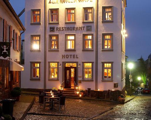 Nideggen Hotel | Romantic Retreat at Zur Ewigen Lampe: Family-Friendly Stay