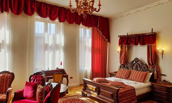 Historic Center Apartment | Family-Friendly Stay at Zur Krone - Central Apartment