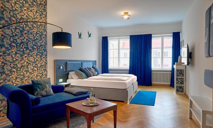 Neuoetting Hotel | Pet-Friendly Comfort at Zur Krone with Breakfast Included