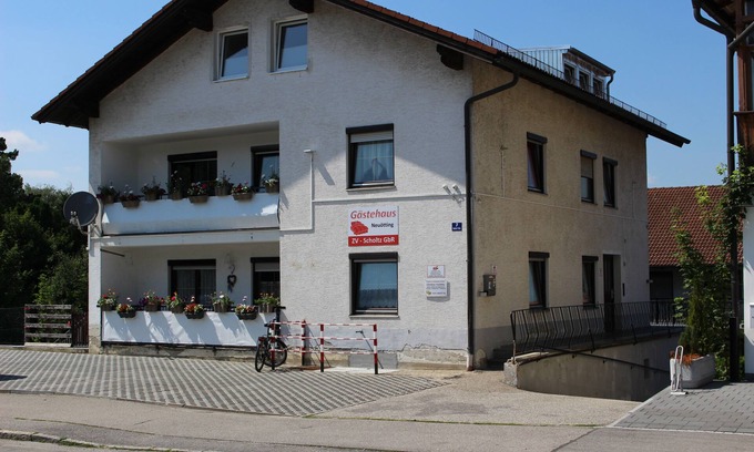 Neuoetting House | Comfortable ZV-Scholtz in Lower Austria with Kitchen Access