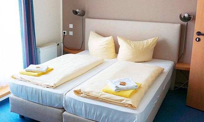 Dahme/Mark Apartment | Comfortable Zweibettzimmer with Pool and Breakfast Options