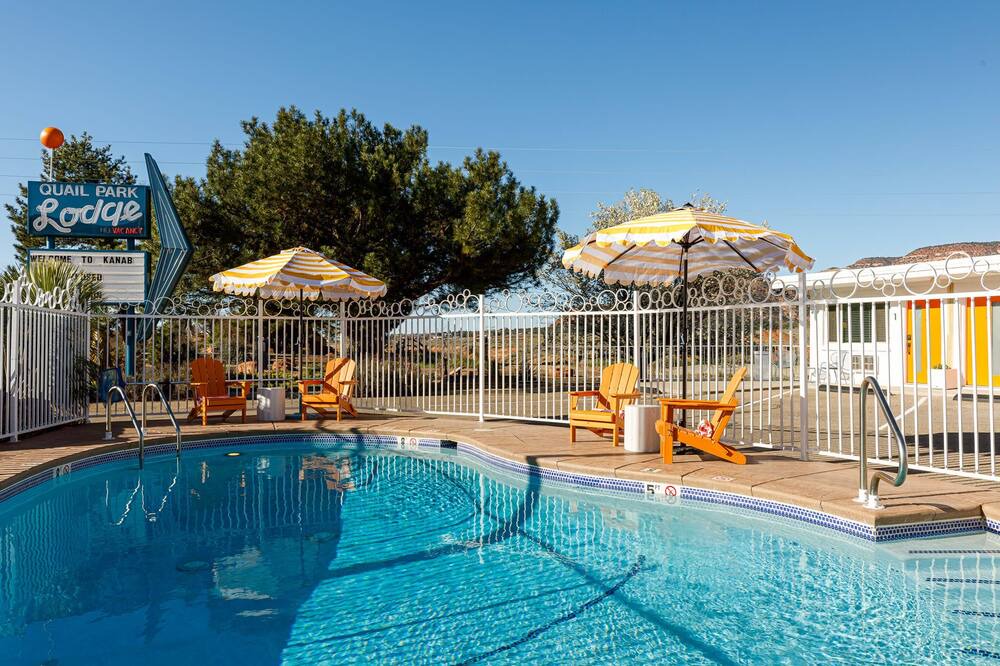 Retro Chic l Swim & stargaze at Quail Park Lodge