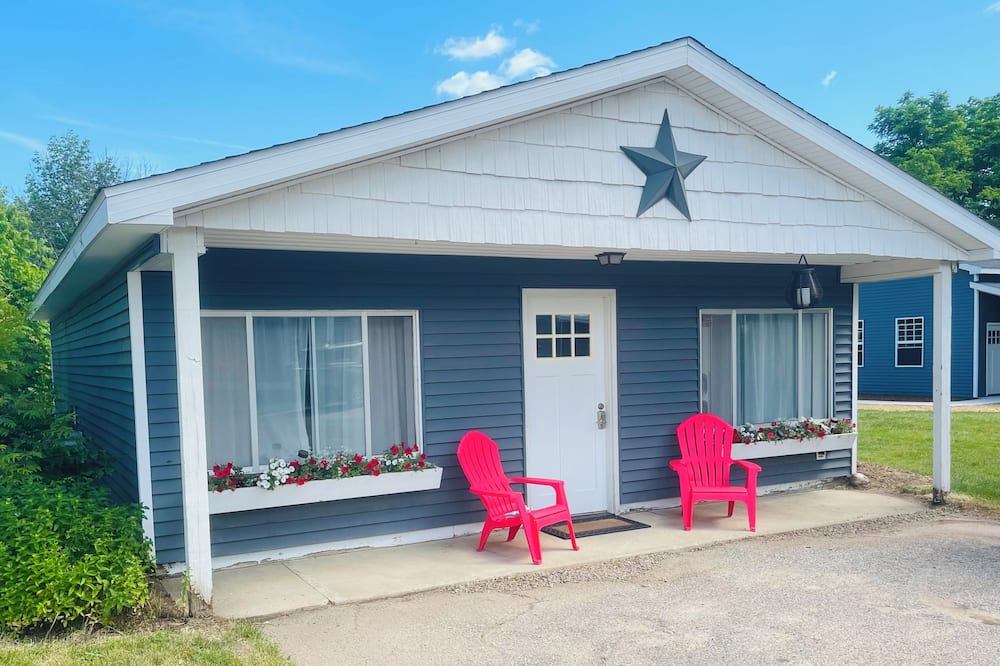 Charming 2-bedroom cottage with WiFi, AC in fabulous Elk Rapids