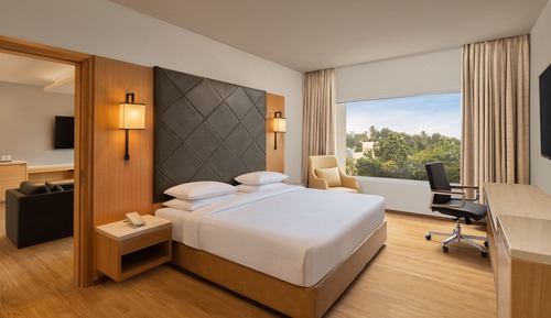 Executive Suite, 1 King Bed, Non Smoking, City View