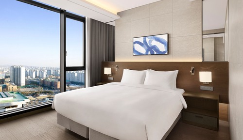 Junior Suite, 1 King Bed, Non Smoking, Park View