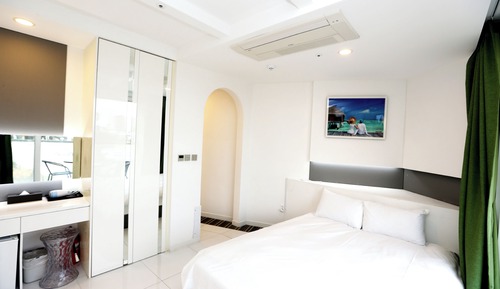 Standard Double Room (For 2 people / 1 Americano per stay)