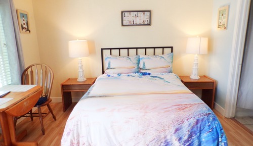 Lighthouse Cottage - 1 queen bed - 1 Room