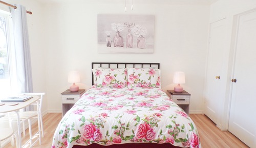 Roses and Ivy Cottage - 1 queen bed - 1 Room