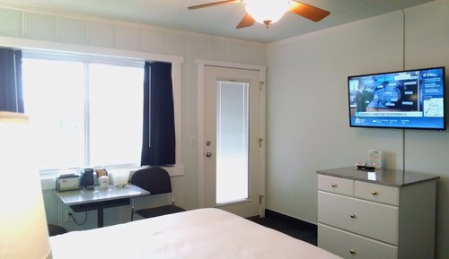 Room, 1 Queen Bed, Refrigerator & Microwave