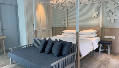 Corner Room 