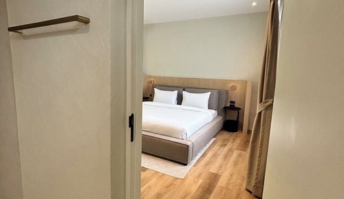 Suite with Workstation