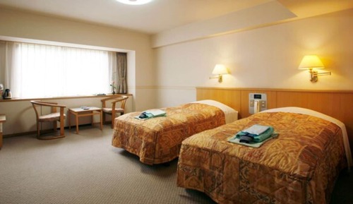 Twin Room, Smoking