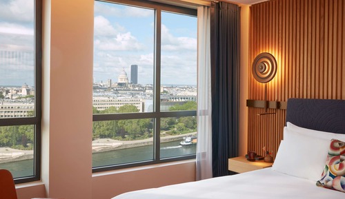 ICONIC - PARIS SKYLINE VIEW, 1 King or 2 Single beds, River Seine and Eiffel Tower view
