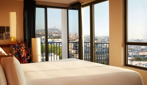 STUDIO BALCONY, 1 King, Corner Junior Suite with balcony, River Seine and Paris view