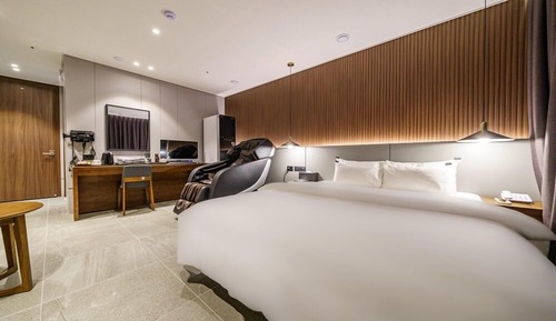 [Breakfast Included]  Signature Suite + Gaming PC