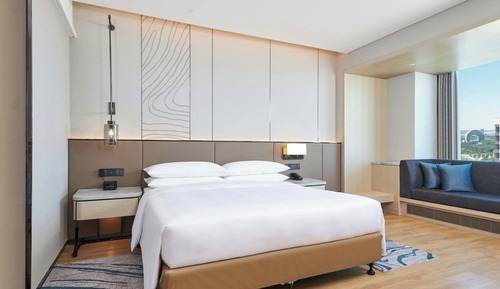 Deluxe Room, 1 King Bed, City View