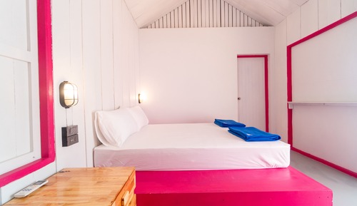 Standard Room, 1 Queen Bed, Non Smoking, Private Bathroom