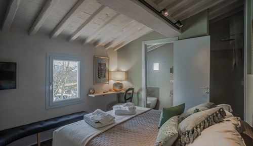 Suite, Jetted Tub, Vineyard View