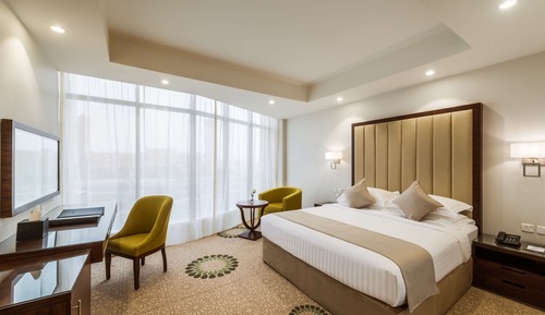 Suite, 1 King Bed, Jetted Tub, City View (Living Room)