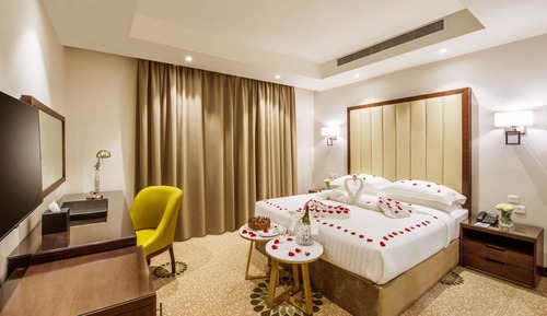 Executive Suite, 1 King Bed, Non Smoking, Kitchenette (Living Room)