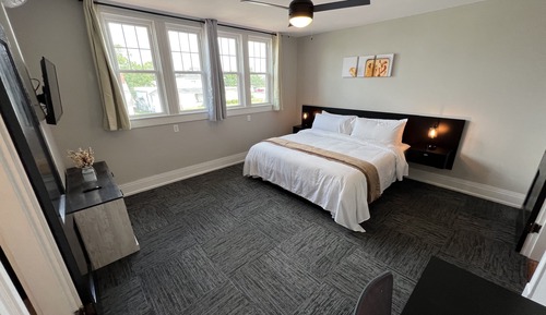 Deluxe Room, 1 King Bed, Non Smoking