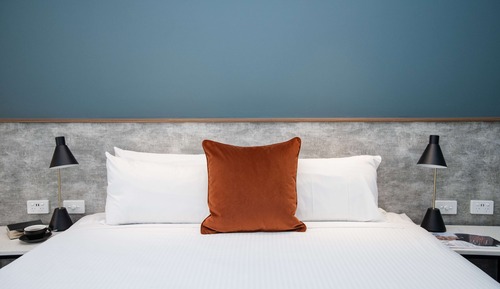 City Room, 1 King Bed, City View