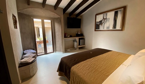 Deluxe Studio Suite, 1 King Bed, Balcony, Resort View