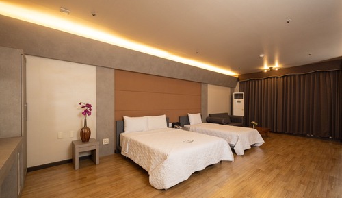 Deluxe Family Room