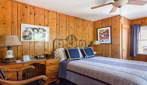 Room (Roy Roger's)