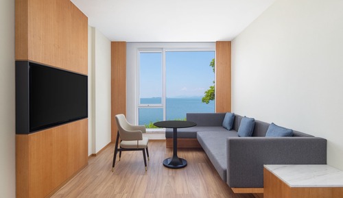 Suite, 1 King Bed, Garden View