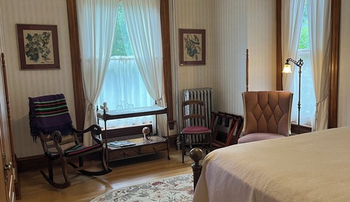 Schutt - Deluxe Queen Room w/ Private Bath