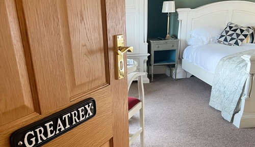 Elite Room, 1 King Bed, Garden View