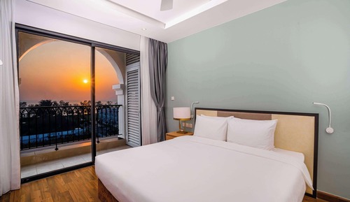 Superior Room, 1 King Bed, Pool View