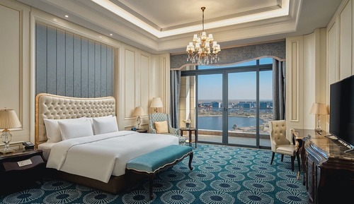 Standard Room, 1 King Bed, Business Lounge Access, Lake View