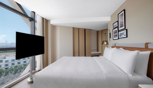 Superior Suite, 1 King Bed, City View