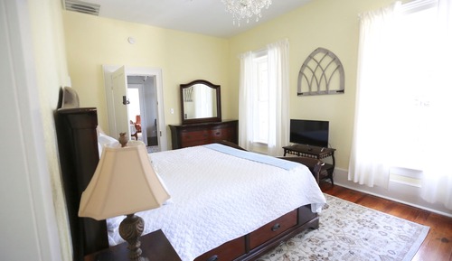 Yellow Rose - King Bed, 2nd Floor, No Pets